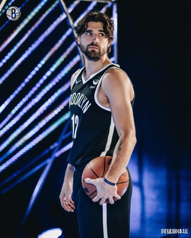 从多特蒙德冲刺阶段战术微调到赛后布鲁克林篮网官宣签约，关键时刻成都蓉城备战荷甲